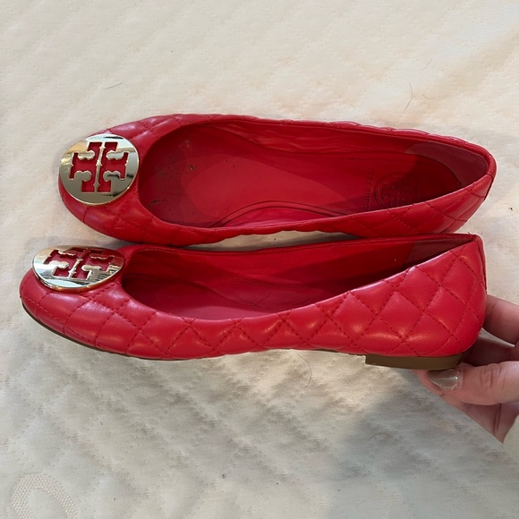Tory Burch Women’s quilted leather flats coral color - Picture 2 of 3